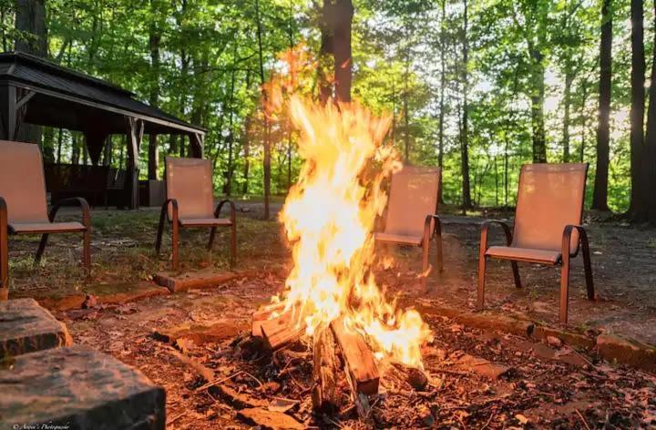 Log Cabin - Natures Oasis - Fire Pit & Gazebo Кливланд Екстериор снимка