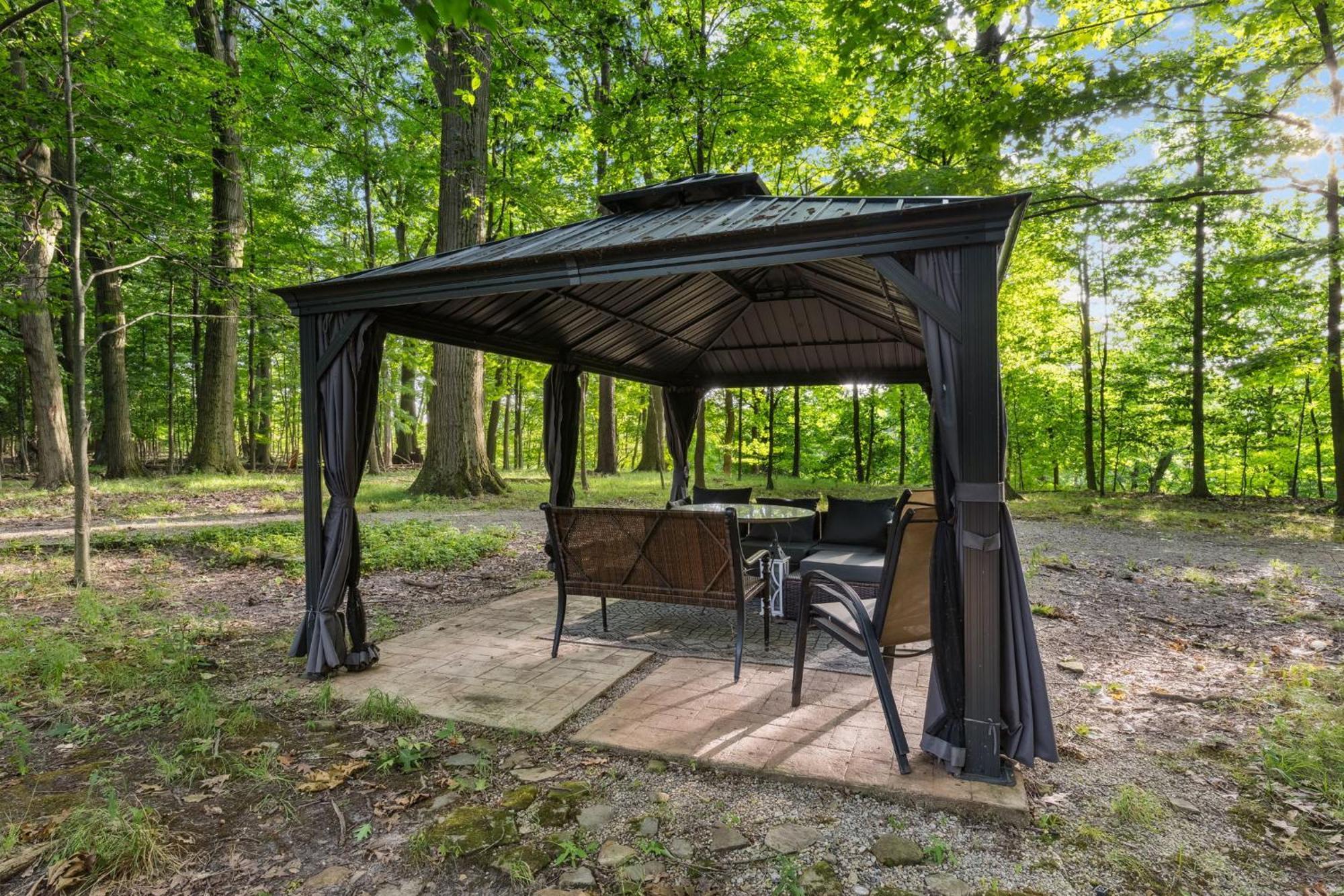 Log Cabin - Natures Oasis - Fire Pit & Gazebo Кливланд Екстериор снимка